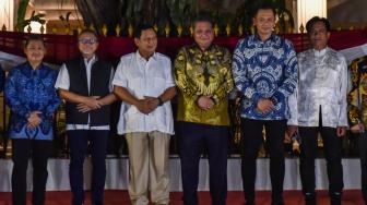 (dari kiri ke kanan) Ketua Umum Partai Gelora Anis Matta, Ketua Umum PAN Zulkifli Hasan, Ketua Umum Gerindra Prabowo Subianto, Ketua Umum Golkar Airlangga Hartarto, Ketua Umum Partai Demokrat Agus Harimurti Yudhoyono dan Ketua Umum PBB Yusril Ihza Mahendra memberi pernyataan pers usai menggelar pertemuan di Kertanegara, Jakarta, Jumat (13/10/2023). [Suara.com/Alfian Winanto]