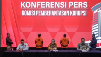 Wakil Ketua KPK Alexander Marwata (tengah) memberi pernyataan saat konferensi pers kasus dugaan korupsi Kementerian Pertanian (kementan) di Gedung Merah Putih KPK, Jakarta, Jumat (13/10/2023). [Suara.com/Alfian Winanto]