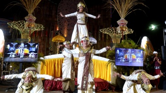 Seniman menampilkan tarian perdamaian saat peringatan 21 tahun tragedi bom Bali di Monumen Bom Bali, Badung, Bali, Kamis (12/10/2023). [ANTARA FOTO/Fikri Yusuf/Spt]