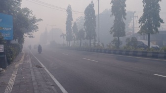 Asap Pekat Jadi Momok Jalan Raya dan Permukiman di Dekat TPA Suwung