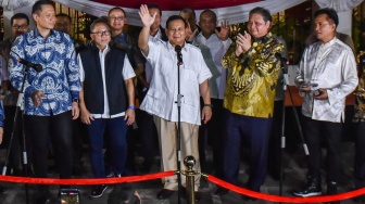 (dari kiri ke kanan) Ketua Umum Demokrat Agus Harimurti Yudhoyono, Ketua Umum PAN Zulkifli Hasan, Ketua Umum Gerindra Prabowo Subianto, Ketua Umum Golkar Airlangga Hartarto, dan Ketua Umum PBB Yusril Ihza Mahendra memberi pernyataan pers usai menggelar pertemuan di Kertanegara, Jakarta, Jumat (13/10/2023). [Suara.com/Alfian Winanto]