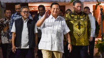 (dari kiri ke kanan) Ketua Umum PAN Zulkifli Hasan, Ketua Umum Gerindra Prabowo Subianto dan Ketua Umum Golkar Airlangga Hartarto usai menggelar pertemuan di Kertanegara, Jakarta, Jumat (13/10/2023). [Suara.com/Alfian Winanto]