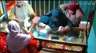 Viral Dua Emak-emak Kompak Curi Kalung Emas di Lamongan, Aksinya Terekam CCTV