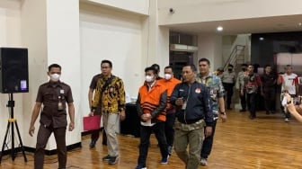 KPK Pamerkan Syahrul Yasin Limpo dengan Tangan Terborgol dan Kenakan Rompi Tahanan