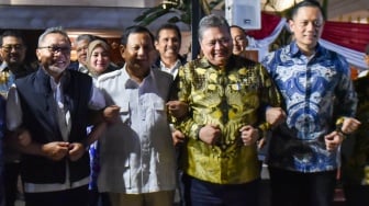 (dari kiri ke kanan) Ketua Umum PAN Zulkifli Hasan, Ketua Umum Gerindra Prabowo Subianto, Ketua Umum Golkar Airlangga Hartarto,dan Ketua Umum Partai Demokrat Agus Harimurti Yudhoyono usai menggelar pertemuan di Kertanegara, Jakarta, Jumat (13/10/2023). [Suara.com/Alfian Winanto]