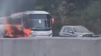 Breaking News! Mobil Minibus Terbakar di Tol Cipularang Arah Bandung, Arus Lalu Lintas Macet dari KM 88