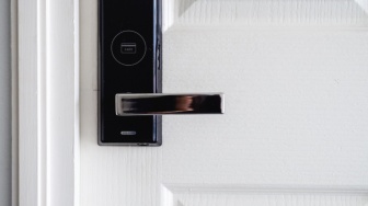 Ingin Memasang Smart Door Lock? Ketahui Dulu Kelebihan dan Kekurangannya!