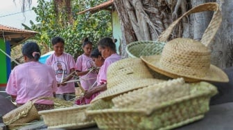 Punya Nilai Jual, Warga Pulau Pura Dilatih Seni Anyaman Daun Lontar