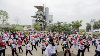 Peringati Hari Kesehatan Mental, Ratusan Buruh Ikut Senam Ceria di Pabrik Konstruksi Tegal