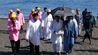 Sejumlah tokoh adat memimpin ziarah naik perahu mengelilingi pantai saat ritual tolak bala Uci Dowong atau turun ke pesisir pantai untuk memanjatkan doa kepada leluhur terdahulu di Pantai Wisata Sulamadaha, Kota Ternate, Maluku Utara, Senin (16/10/2023). [ANTARA FOTO/Andri Saputra/tom]