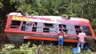 Bus Angkut 20 Siswa SMAN 1 Kuala Behe Landak Alami Kecelakaan Masuk Jurang