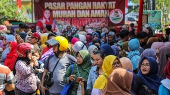 Petugas melayani warga membeli bahan pangan saat kegiatan Gerakan Pangan Murah Serentak Nasional di Semarang, Jawa Tengah, Senin (16/10/2023). [ANTARA FOTO/Makna Zaezar/tom]
