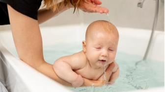 Tak Perlu Banyak Produk, Ini 6 Cara Alami Melebatkan Rambut Bayi