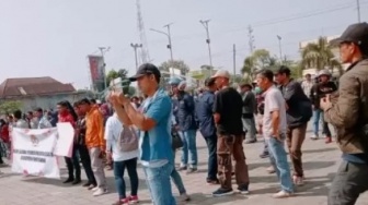 8 Bulan Gaji Tak Dibayar, BPD di Empat Lawang Demo Kantor Bupati: Duitnya Ke Mana?