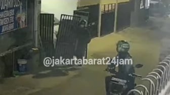 Nekat! Maling Motor di Kebon Jeruk Sampai Angkat Pintu Gerbang Rumah Korban