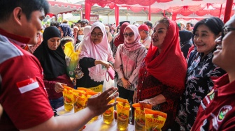 Wali Kota Semarang Hevearita Gunaryanti Rahayu (ketiga kanan) berdialog dengan petugas saat meninjau kegiatan Gerakan Pangan Murah Serentak Nasional di Semarang, Jawa Tengah, Senin (16/10/2023). [ANTARA FOTO/Makna Zaezar/tom]