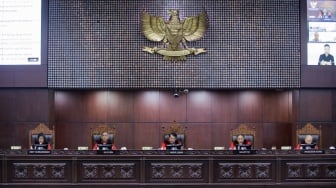 Suasana jalannya sidang penetapan batas usia Calon Presiden (Capres) dan Calon Wakil Presiden (Cawapres) di Gedung Mahkamah Konstitusi, Jakarta, Senin (16/10/2023). [Suara.com/Alfian Winanto]