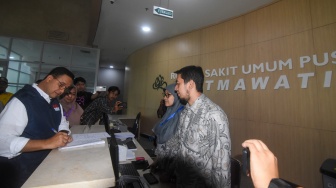 Bacapres dari Koalisi Perubahan Anies Baswedan (kiri) melakukan pendaftaran pemeriksaan kesehatan di RSUP Fatmawati, Jakarta, Selasa (17/10/2023). [ANTARA FOTO/Indrianto Eko Suwarso/nym]