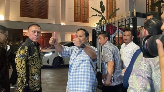 Gestur Prabowo saat Tanggapi Kabar Gibran Direkrut Golkar