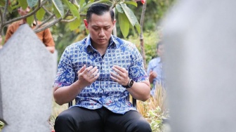 9 Potret Keluarga SBY Ziarah ke Makam Ani Yudhoyono, Panjatkan Doa Terbaik