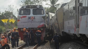 Petugas melakukan penangananan pada kereta api yang anjlok akibat kecelakaan di kawasan Kalimenur, Sukoreno, Kulonprogo, D.I Yogyakarta, Selasa (17/10/2023). [ANTARA FOTO/Andreas Fitri Atmoko].