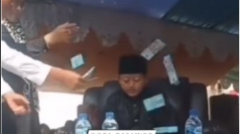 Viral! Emak-emak Sawer Qori yang Tengah Lantunkan Al-Qur'an Banjir Kritikan