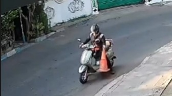 Viral Aksi Pemotor Nekat Ambil Traffic Cone di Jalanan Pasuruan, Warganet: Vespa Matic Masak Nyuri