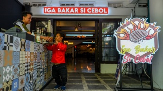 Pramusaji disabilitas membawa hidangan untuk diberikan kepada pelanggan di Restoran Iga Bakar Si Cebol, Bandung, Jawa Barat, Selasa (17/10/2023). [ANTARA FOTO/Raisan Al Farisi/rwa]
