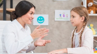 4 Cara Mengajari Anak Positive Self-Talk agar Semakin Percaya Diri