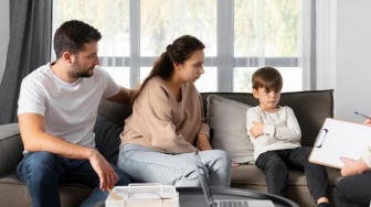 5 Dampak Helicopter Parenting, Pola Asuh yang Berlebihan Memberi Perhatian