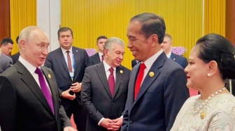 Megawati Umumkan Ganjar-Mahfud MD, Jokowi Asyik Ngobrol Bareng Putin