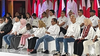 Perdana Bareng, Ganjar-Mahfud Kompak Tampil Casual Pakai Kemeja Putih dan Jeans di Acara Deklarasi Bersama Anak Muda