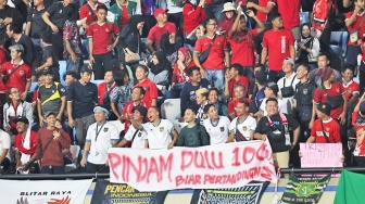 Bentangkan Spanduk 'Pinjam Dulu 100', Tingkah Fans Timnas Indonesia Disorot Media Brunei