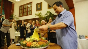 Momen Menarik Pesta Ulang Tahun Prabowo ke 72, Kasih Tumpeng ke Mantan Istri hingga AHY Joget Gemu Fa Mi Re