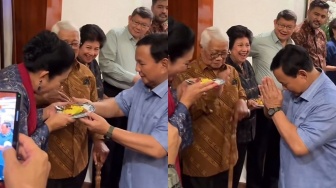 Prabowo Kasih Tumpeng ke Titiek Soeharto, Publik Doakan Rujuk