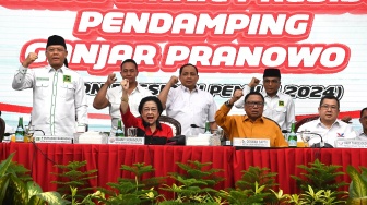 Ketua Umum PDI Perjuangan (PDIP) Megawati Soekarnoputri (kedua kiri) didampingi Plt Ketua Umum PPP Muhamad Mardiono (kiri), Ketua Umum Partai Hanura Oesman Sapta Odang (kedua kanan), dan Ketua Umum Partai Perindo Hary Tanoesoedibjo (kanan) menghadiri acara pengumuman bakal calon wakil presiden pendamping Ganjar Pranowo pada Pilpres 2024 di Kantor DPP PDIP, Jakarta, Rabu (18/10/2023). [ANTARA FOTO/M Risyal Hidayat].