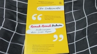 Buku Remah-Remah Bahasa: Perbincangan dari Luar Pagar, Belajar Memahami Bahasa Indonesia dari Ahlinya