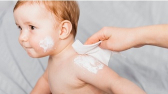4 Skincare untuk Bayi Baru Lahir, Jangan Salah Pilih!