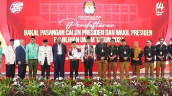 Pasangan Bakal calon Presiden Anies Baswedan dan calon Wakil Presiden Muhaimin Iskandar (tengah) saat melakukan pendaftaran Calon Presiden dan Wakil Presiden Pemilihan Umum 2024 di Gedung KPU, Jakarta, Kamis (19/10/2023). [Suara.com/Alfian Winanto]