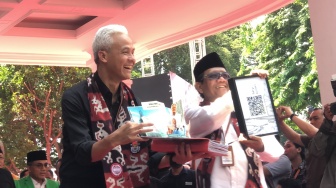 Ganjar Tunjukkan Scrapbook Bergambar Wajahnya dan Mahfud Sebelum Daftar Pilpres ke KPU