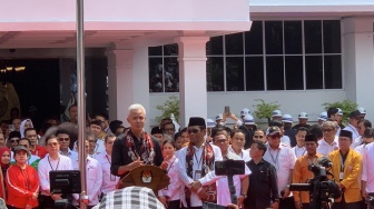 Alasan Ganjar-Mahfud Sengaja Pakai Baju Beda Warna Saat Daftar KPU; Kita Hitam-Putih, Tidak Pernah Abu-abu