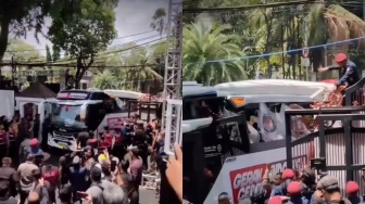 Momen Bus Rombongan Ganjar-Mahfud MD Tersangkut Kabel, Pertanda Apa Lagi..