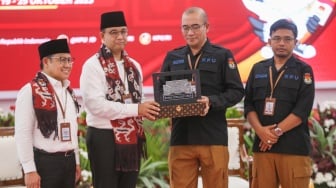 Bakal calon Presiden Anies Baswedan (kedua kiri) bersama bakal calon Wakil Presiden Muhaimin Iskandar (kiri) dan Ketua KPU Hasyim Asy'ari (kedua kanan) saat melakukan pendaftaran Calon Presiden dan Wakil Presiden Pemilihan Umum 2024 di Gedung KPU, Jakarta, Kamis (19/10/2023). [Suara.com/Alfian Winanto]