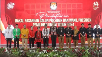 Pasangan bakal calon Presiden Ganjar Pranowo dan bakal calon Wakil Presiden Mahfud MD (tengah) foto bersama usai melakukan pendaftaran Calon Presiden dan Wakil Presiden Pemilihan Umum 2024 di Gedung KPU, Jakarta, Kamis (19/10/2023). [Suara.com/Alfian Winanto]
