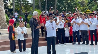 Mahfud MD Pakai Kemeja yang 5 Tahun Lalu Gagal Digunakan untuk Daftar ke KPU; Ternyata Ada Pesan Tuhan Ditunda Dulu