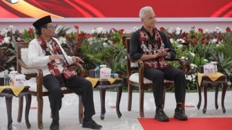 Bakal calon Presiden Ganjar Pranowo (kanan) bersama bakal calon Wakil Presiden Mahfud MD (kiri) saat melakukan pendaftaran Calon Presiden dan Wakil Presiden Pemilihan Umum 2024 di Gedung KPU, Jakarta, Kamis (19/10/2023). [Suara.com/Alfian Winanto]
