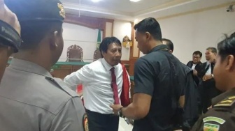 Hakim Ketua Absen, Sidang Rektor Unud Ditunda