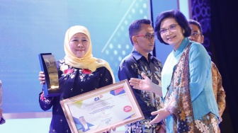 Gubernur Khofifah Raih Penghargaan Jatim Bangkit Awards 2023