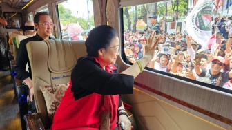 Mewah Nian! Intip Isi Bus yang Digunakan Megawati Antarkan Ganjar-Mahfud ke KPU RI