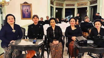 Foto Bareng Gibran Rabuming, Mantan Istri Prabowo Subianto Pakai Tas Mewah Harga Puluhan Juta